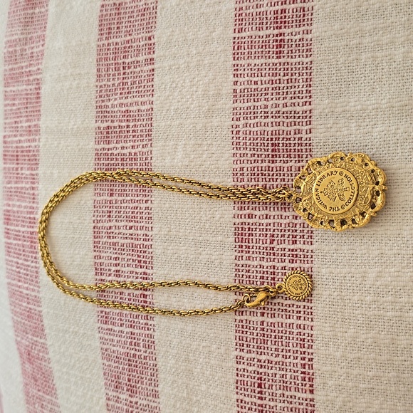 Vatican Library Collection Gold Madonna and Child Pendant with Gold Chain - EUC - Picture 5 of 8